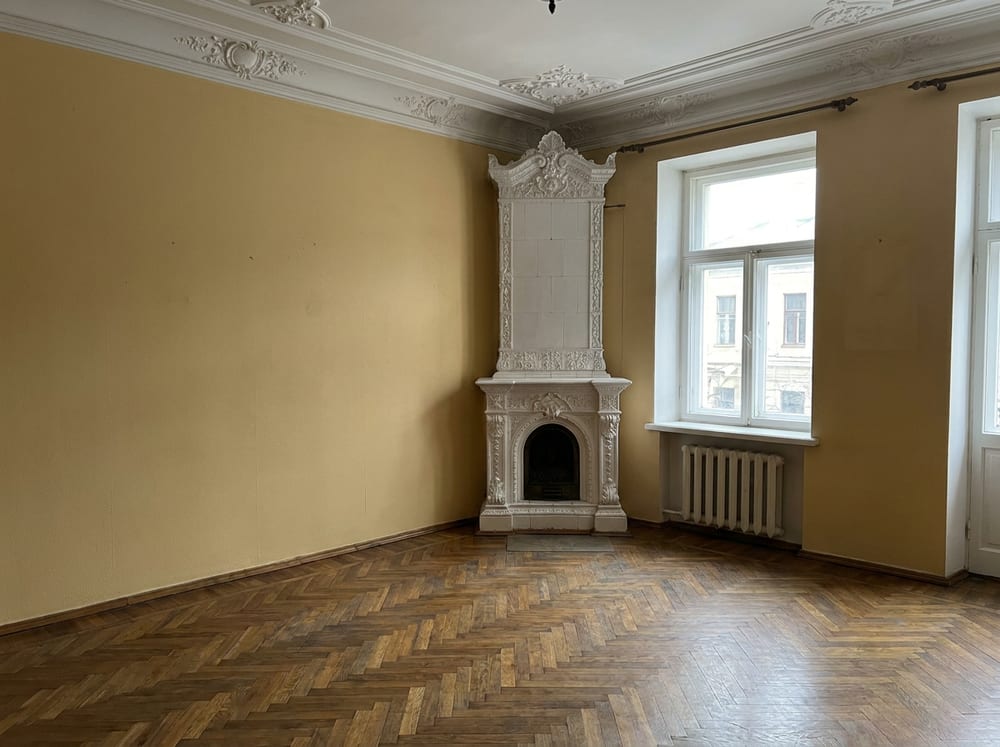 Leeres besenreines Wohnzimmer nach der Haushaltsauflösung